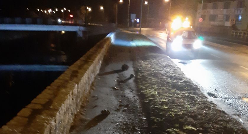 Jelenia Góra : Zjechał z drogi, ściął znaki i ...porzucił samochód.