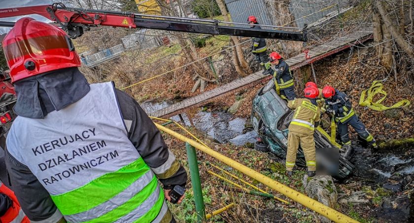 Samochód wpadł do głębokiego strumyka. W środku młoda kobieta i dwójka dzieci.