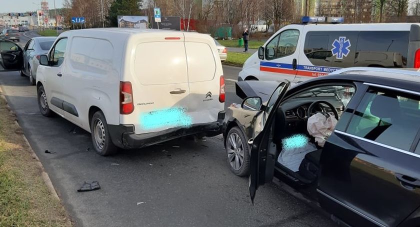 Cztery auta zderzyły się na Jana Pawła w Jeleniej Górze