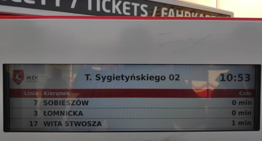MZK testuje informację pasażerską w … automacie do sprzedaży biletów. 
