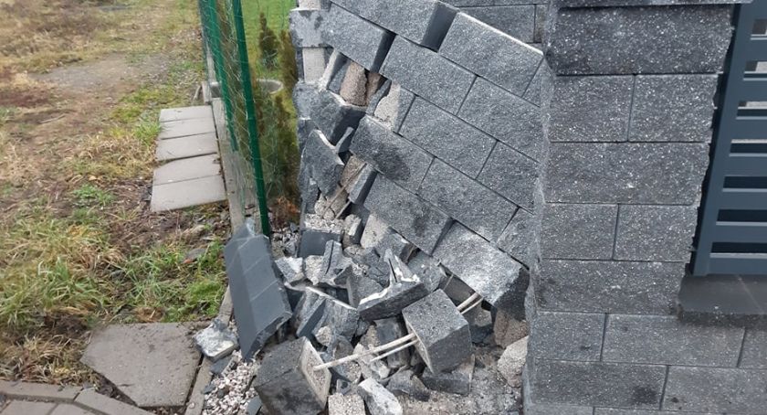 W Łomnicy auto rozbiło się na ogrodzeniu prywatnej posesji