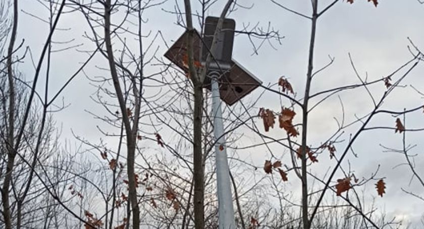 Złodzieje kradną uliczne lampy solarne