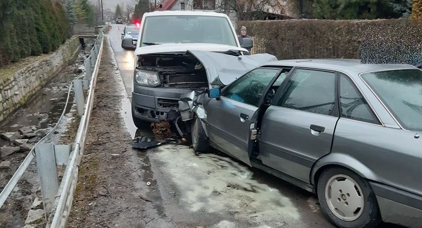 Czołowe zderzenie w Pakoszowie. Jedna osoba zakleszczona w rozbitym pojeździe.