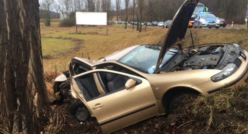 W Kaczorowie auto wypadło z drogi i uderzyło w drzewo