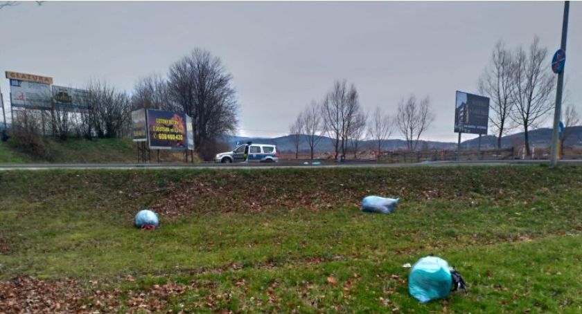 Porzucone śmieci przy Lubańskiej