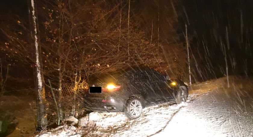 Michałowice : BMW w rowie. Kierowca jechał na letnich oponach.
