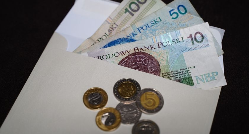 Kontrowersje wokół kopert podczas kolędy