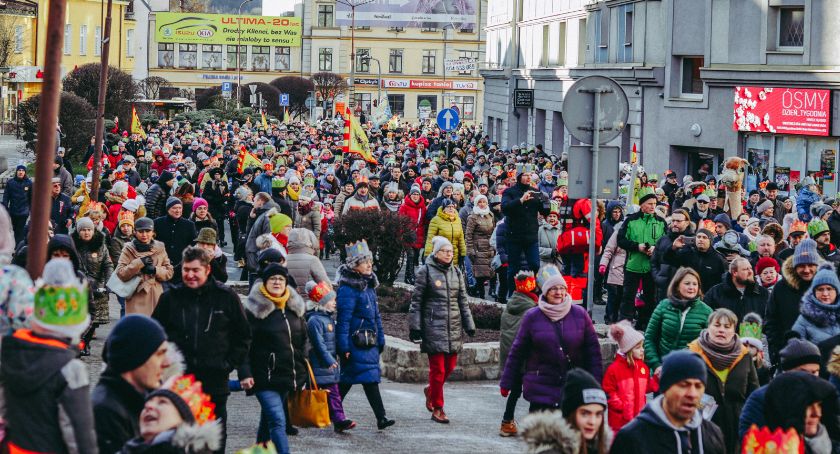 Jelenia Góra - IX Karkonoski Orszak Trzech Króli. Tłumy mieszkańców przeszły ulicami miasta.