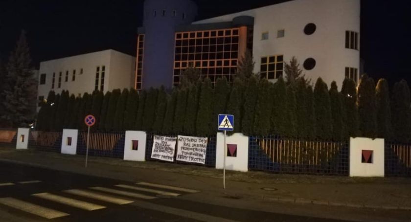 Niemy protest przed jeleniogórskim ZUS-em