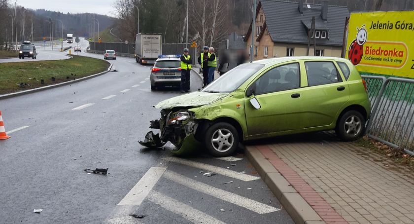 Osobówką uderzył w naczepę samochodu ciężarowego. Utrudnienia w ruchu. 