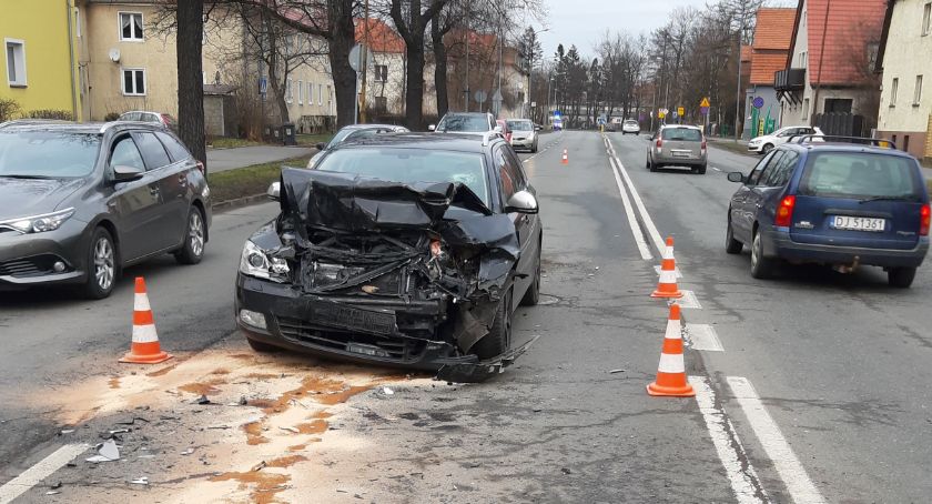 Najechanie na tył na ul. Wolności. Jedna osoba w szpitalu.