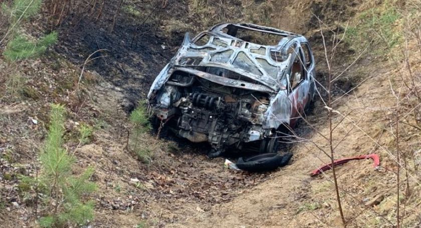 Spalone auto w Cieplicach. Właściciela szuka policja.