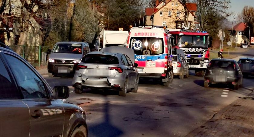 Zderzenie trzech samochodów na Spółdzielczej. Dwie osoby w szpitalu.