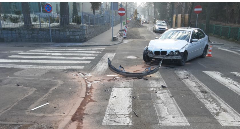 Zderzenie BMW i Toyoty. Jedna osoba trafiła do szpitala.