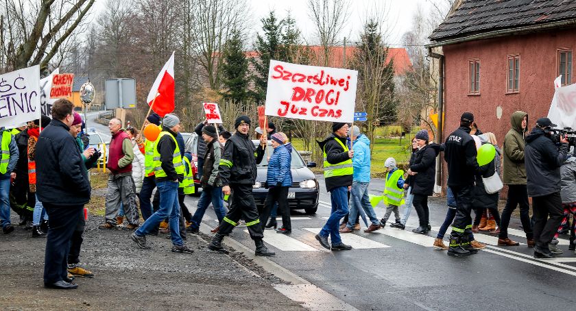 Protest na DK30 w Chmieleniu. Mieszkańcy chcą budowy chodników!