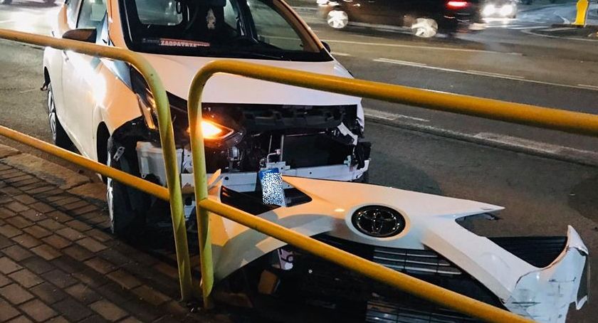 Wymusił pierwszeństwo na autobusie i stracił przód auta