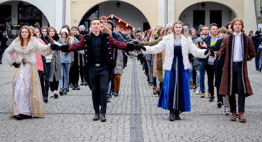 360 uczniów zatańczyło Poloneza pod Ratuszem! III Jeleniogórski Polonez Maturzystów.