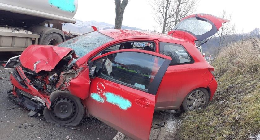 Zderzenie auta osobowego z cysterną. Jedna osoba poszkodowana.
