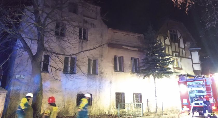 Pożar pustostanu przy ulicy Kilińskiego. Dwie osoby wyprowadzone z budynku.
