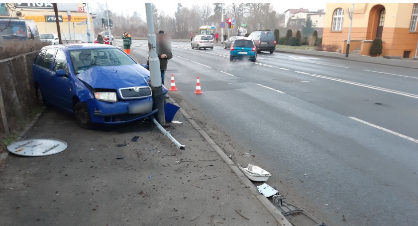 Wpadł w poślizg i uderzył w latarnię. Tłumaczył, że inny kierowca wymusił mu pierwszeństwo.