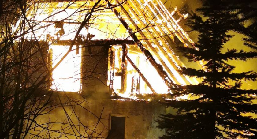 Płonął budynek w Mniszkowie. W działaniach brało udział 25 strażaków