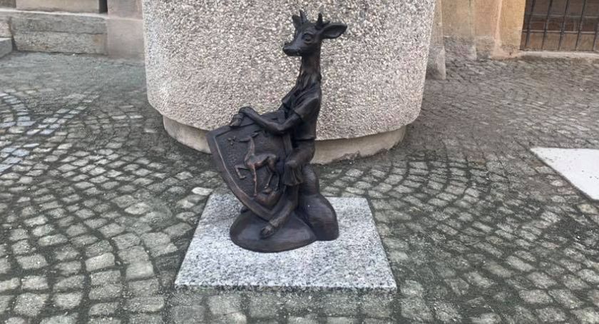Jelonek nową ozdobą Ratusza