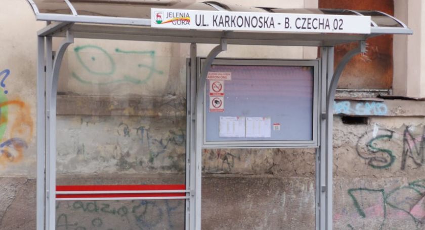 Wandale zniszczyli wiatę przystankową