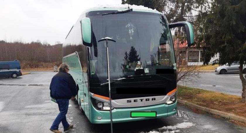 Wiózł śnieg na dachu autobusu. Dostał mandat