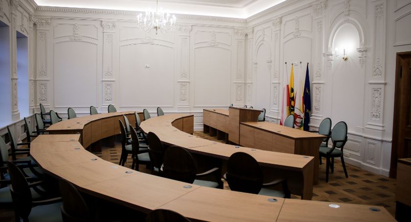 Jelenia Góra : Mieszkańcy zwiedzają Ratusz. Nowa sala rajców robi wrażenie!