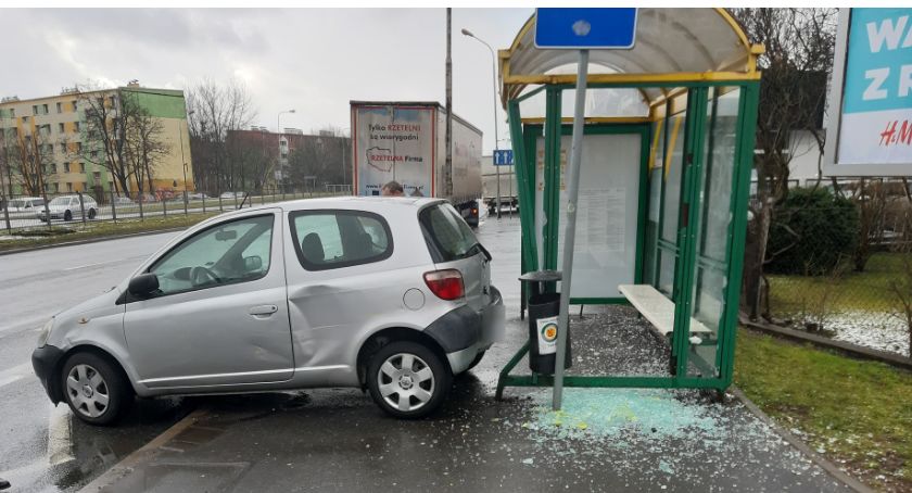 Samochód uderzył w wiatę przystankową. Na szczęście nikt nie ucierpiał.
