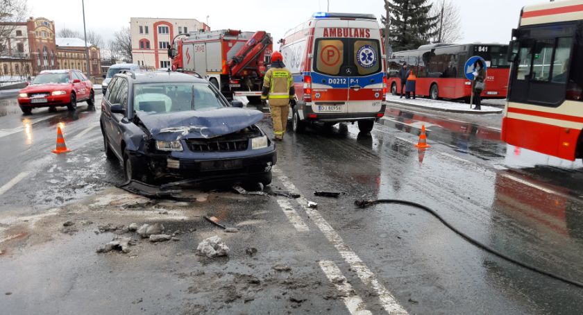 Zderzenie osobówki z autobusem na Wolności