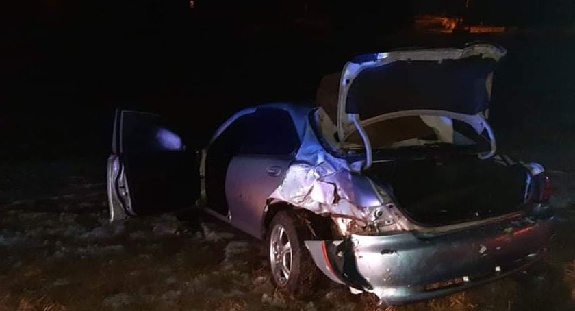 Samochód wypadł z drogi. Kierowca uciekł.