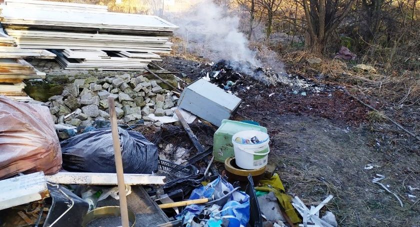 Palił śmieci na podwórku.Stanie przed sądem