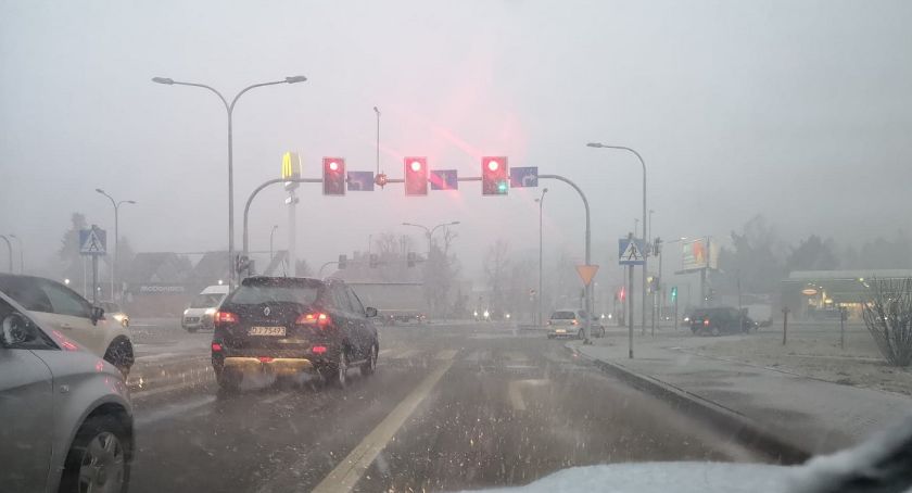 Intensywne opady śniegu. Utrudnienia na drogach.