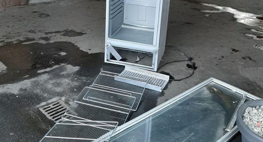 Ktoś zdewastował lodówkę społeczną
