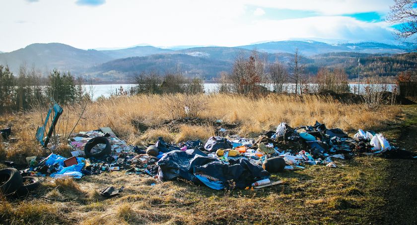 Dzikie wysypisko śmieci nad Zalewem Sosnówka