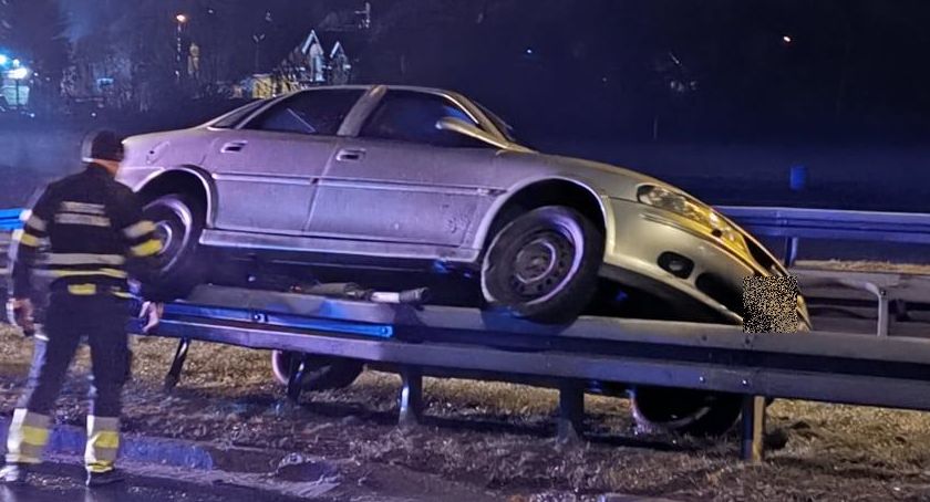 Jak on to zrobił ? Auto na barierach.