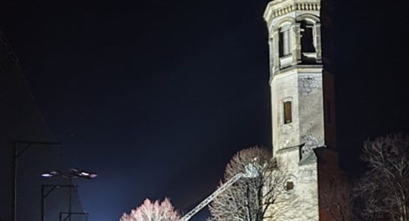 Wieża ruin kościoła ewangelickiego w Miłkowie grozi zawaleniem. Interweniowali strażacy.