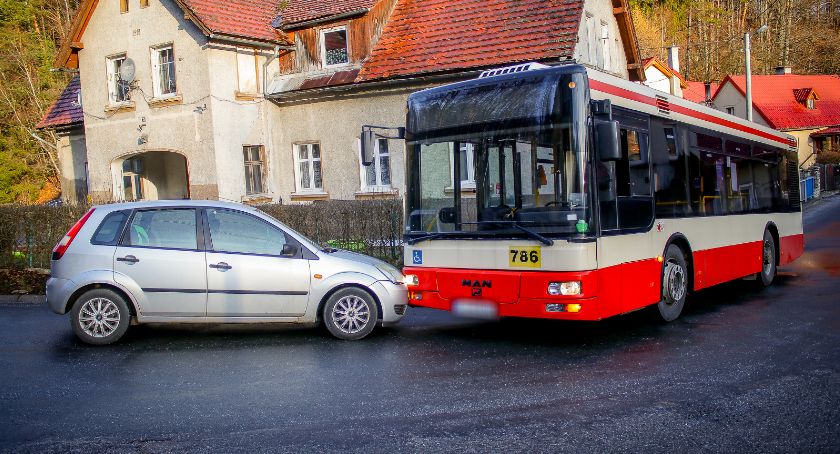 Lodowisko na drodze. Zderzenie osobówki z autobusem.