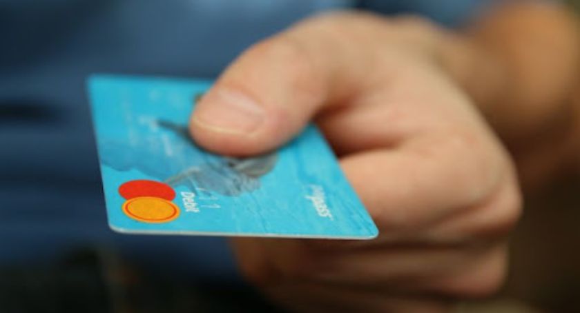 10 razy posłużył się skradzioną kartą płatniczą