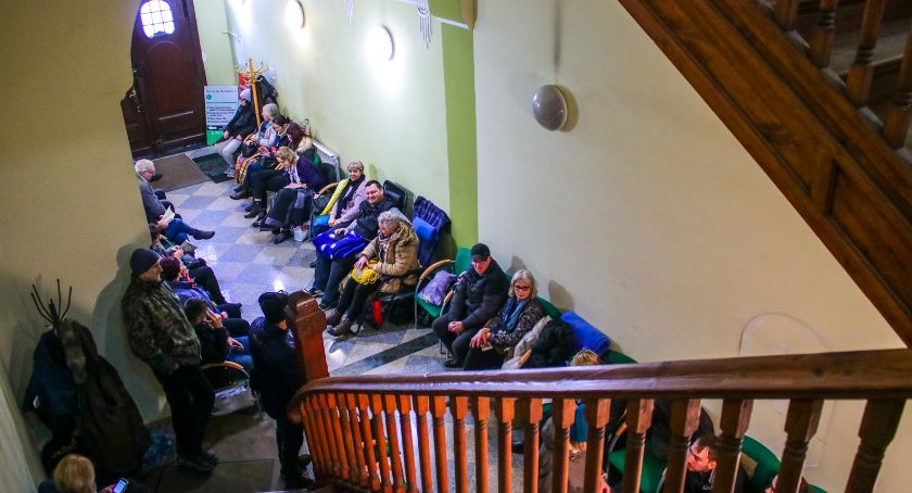 Powrót do PRL? Ludzie od piątku koczują w budynku KARR