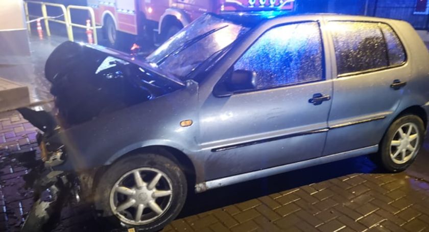 Na Cieplickiej auto uderzyło w budynek