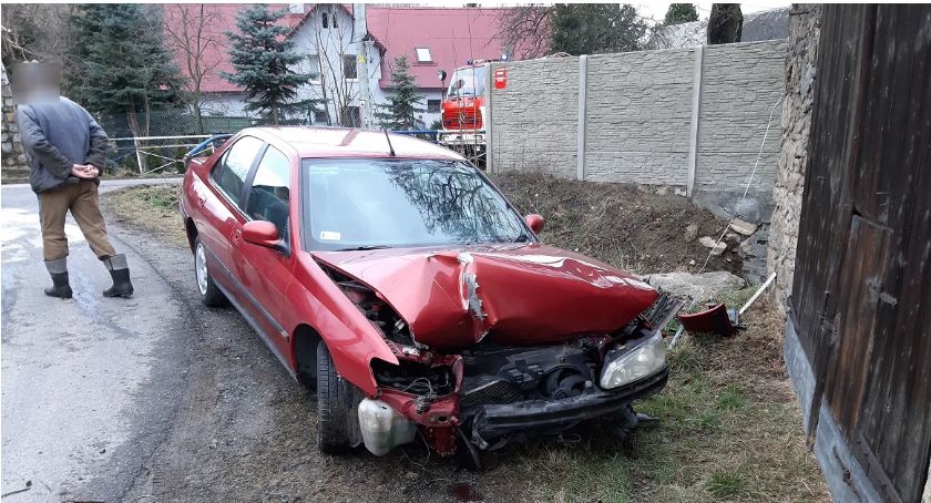 Stracił panowanie nad pojazdem i uderzył w barierki