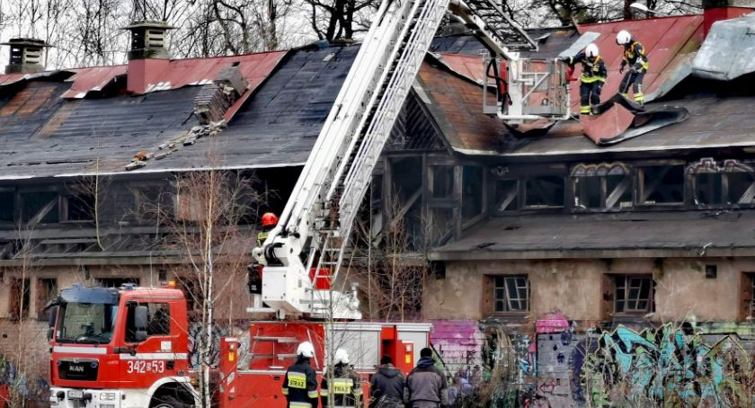 Wiatr zerwał elementy dachu. Na miejscu działają strażacy.
