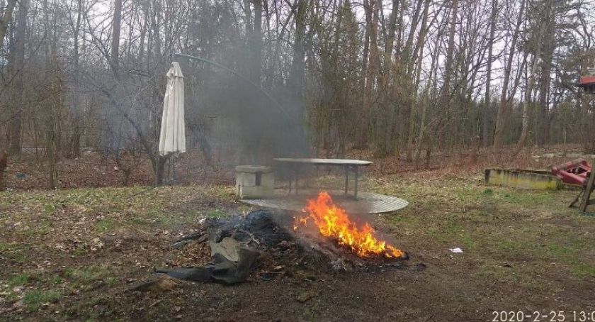 Spalał elementy samochodu