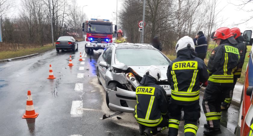 Ślisko na drogach. Samochód osobowy uderzył w latarnię. 