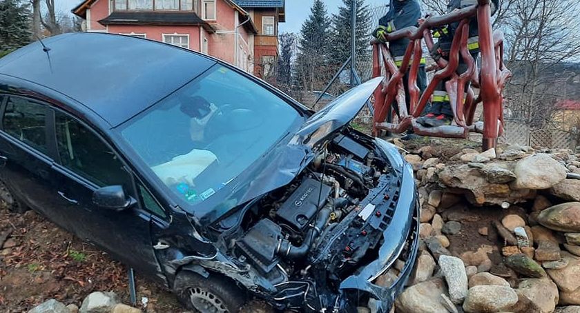 W Karpaczu auto wypadło z drogi na prywatną posesję. Kierowca pod wpływem alkoholu?