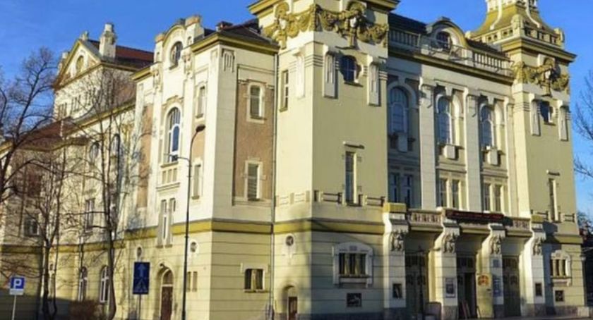 Teatralna elewacja potrzebuje remontu