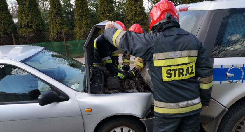 W Sobieszowie osobówka uderzyła w tył radiowozu. Utrudnienia w ruchu.