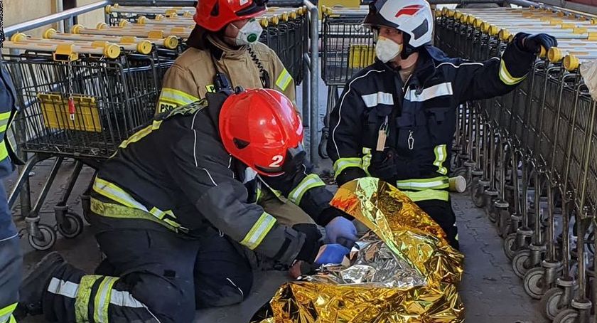 Mężczyzna przewrócił się pod sklepem w Sobieszowie. Na miejscu dwa zastępy straży i karetka.